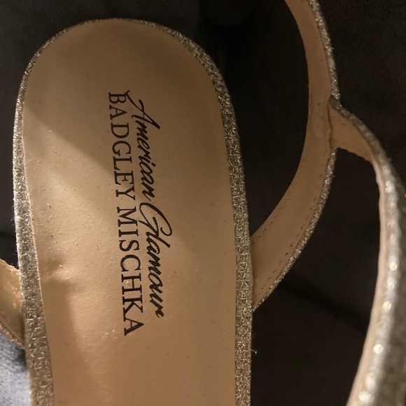 NEW WOT Women’s Size 9 glamour gold shimmer adored open toe & back 9 in platform - Picture 3 of 4